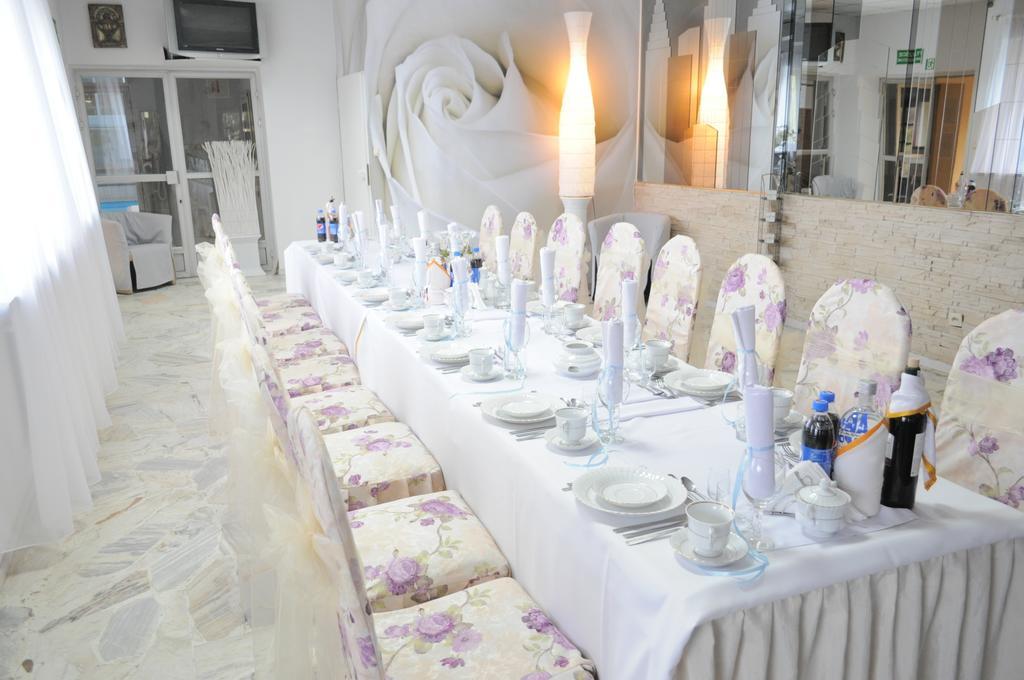 Acwador Hotel Pleszew Buitenkant foto