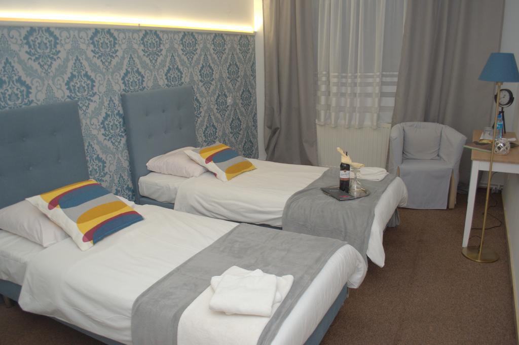 Acwador Hotel Pleszew Buitenkant foto